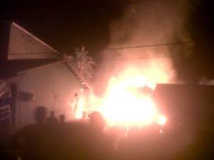 Kebakaran, rumah agus wita melano dini hari 20-12-2013