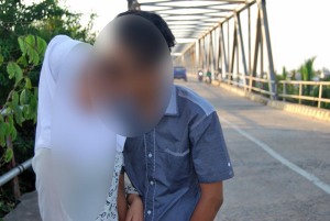 pasangan muda mudi tidak malu lagi bercium di muka umum lokasi jembatan melano